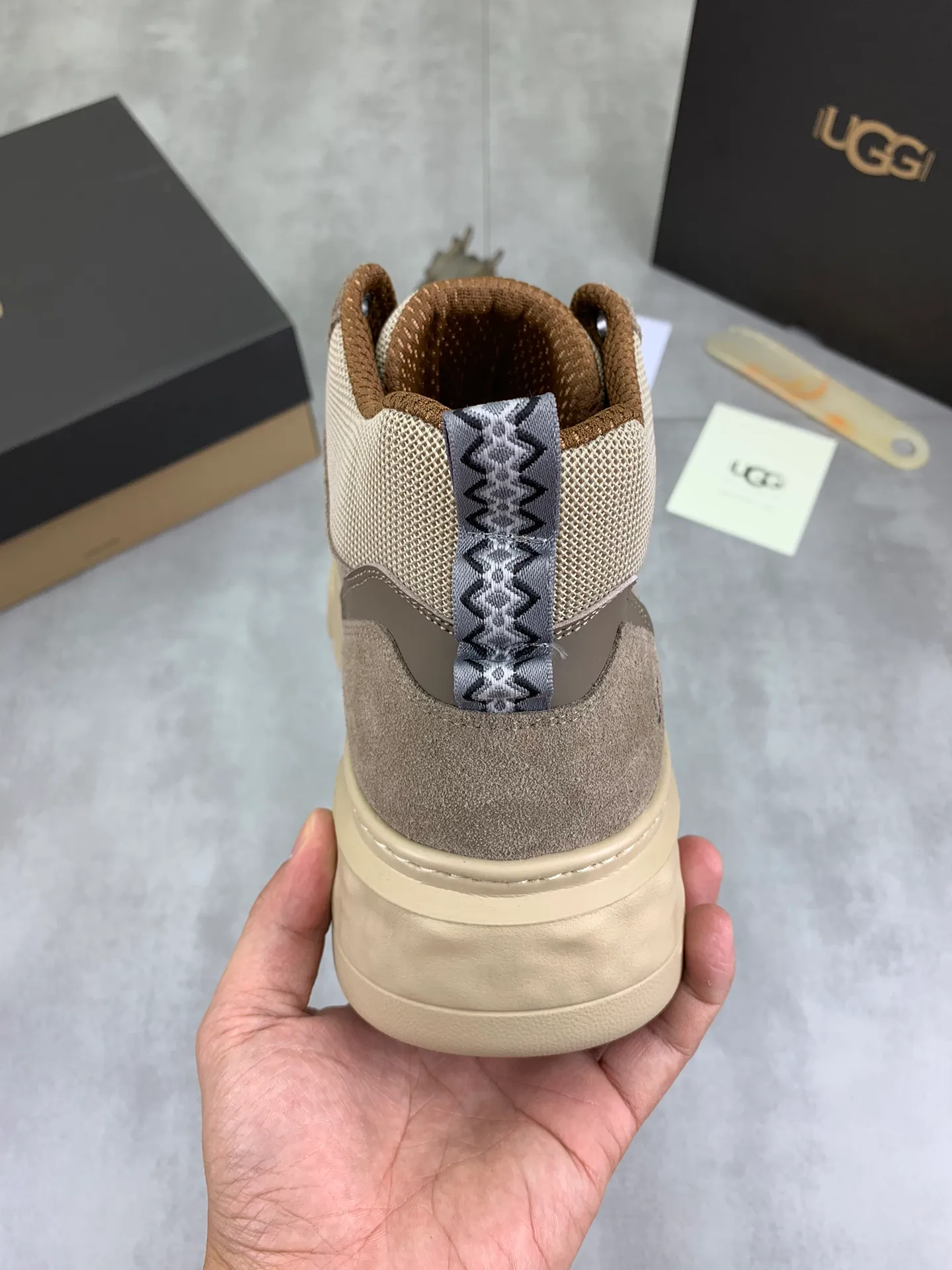 Men's shoes 💰P640 [New style] 💰 🆘 "Real wool" [UGG] 👉The popular men's shoes are synchronized with the official website 🔰The quality of the genuine products [satisfied] is not comparable to the imitations in the general market 🌀The upper is imported Italian frosted cowhide, and the lining is: foot pad 🅰️ grade 🐑Real wool👻Only Grade A can show the effect The hand feels smooth and delicate 🔱The shoe shape is grand, only genuine manufacturers can do it 🎄The perfect toughness of the original outsole 👻⬛️ allows customers to say goodbye to one-time consumption. Real wool lining, super warm. Available in black, brown and gray. Size: 39-44